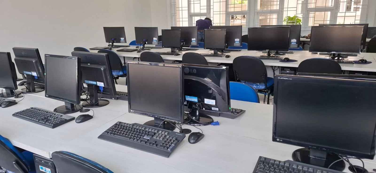 Deretan komputer desktop dalam satu jaringan LAN kantor — ilustrasi layanan instalasi jaringan IT kantor kawasan industri Cikarang Bekasi