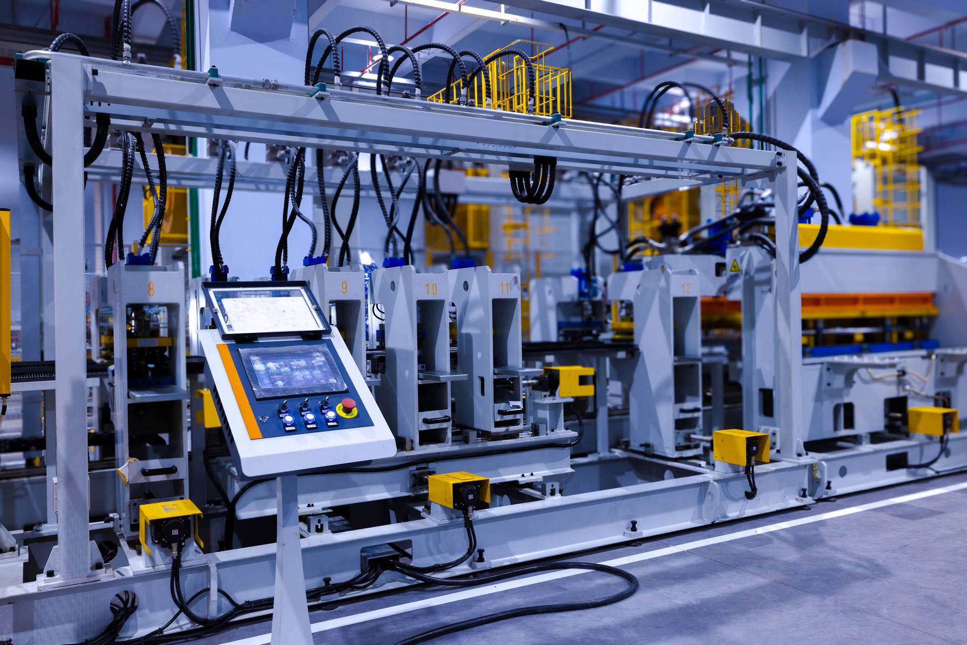 Sistem otomasi industri — komponen PLC, panel kontrol, dan dashboard monitoring untuk lini produksi perusahaan kawasan industri Cikarang Bekasi