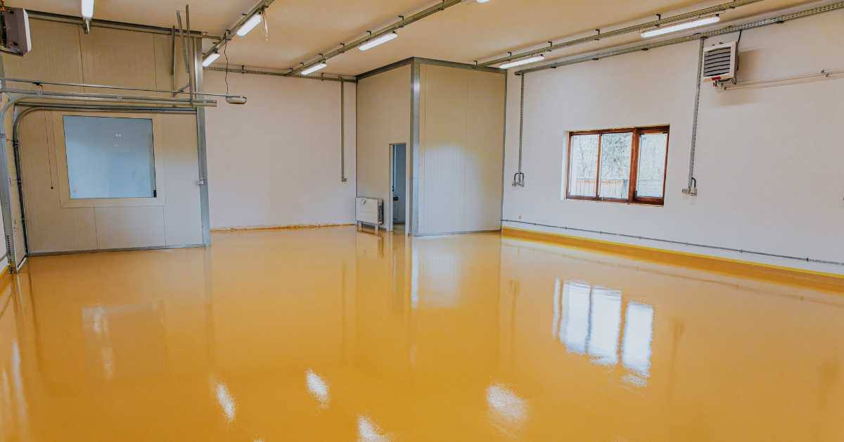 Lantai pabrik dilapisi epoxy coating industrial grade — tampak rapi, mengkilap, dan tahan lama untuk gudang kawasan industri Cikarang Bekasi