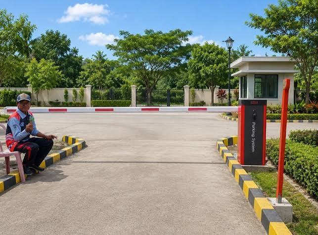Instalasi sistem palang parkir otomatis profesional oleh PT Sastradinata Setia Sejahtera untuk kawasan industri Cikarang Bekasi