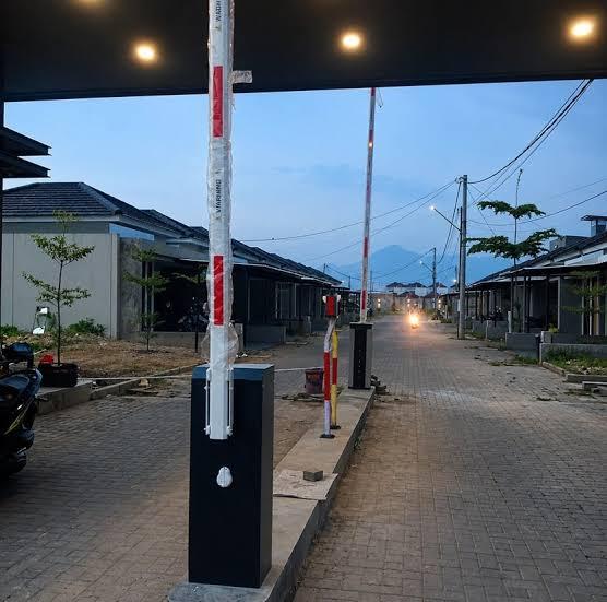 Instalasi palang parkir otomatis ganda di pintu masuk kawasan — aktif 24 jam untuk kontrol kendaraan keluar masuk