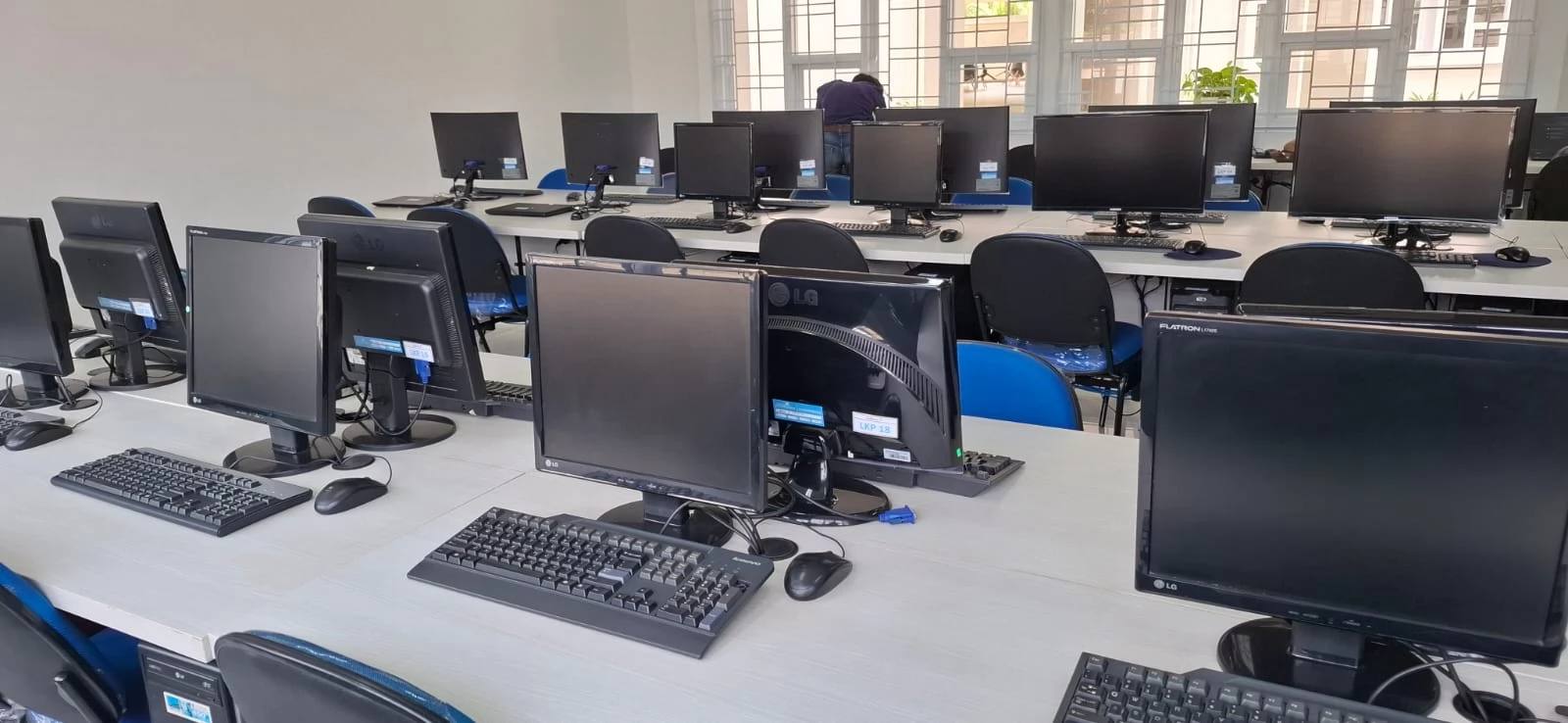 Deretan komputer desktop dalam satu jaringan LAN kantor — ilustrasi layanan instalasi jaringan IT kantor kawasan industri Cikarang Bekasi