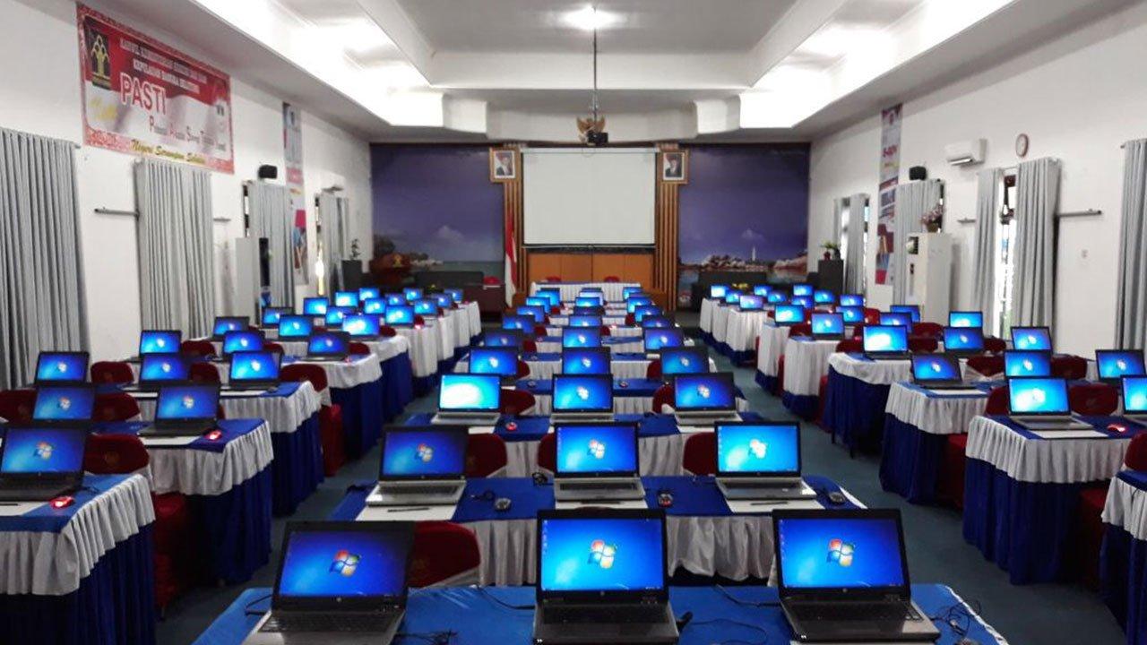 Puluhan unit laptop tertata rapi di ruang training — skala pengadaan unit sewa laptop untuk event dan training massal karyawan